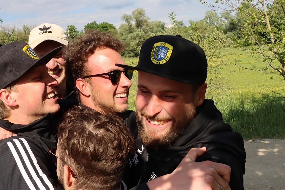 Freude pur herrschte dann später bei der SpVgg um Trainer Michael Huber über die sichere Meisterschaft.