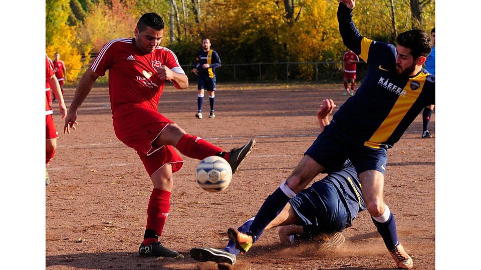 Attacke: Der sechsfache Torschütze Serdar Yildiz (rotes Trikot) wird von zwei Karadeniz-Akteuren geblockt, den Nachschuss versenkt der Ippesheimer zum 1:0 im Netz.	Foto: Heidi Sturm