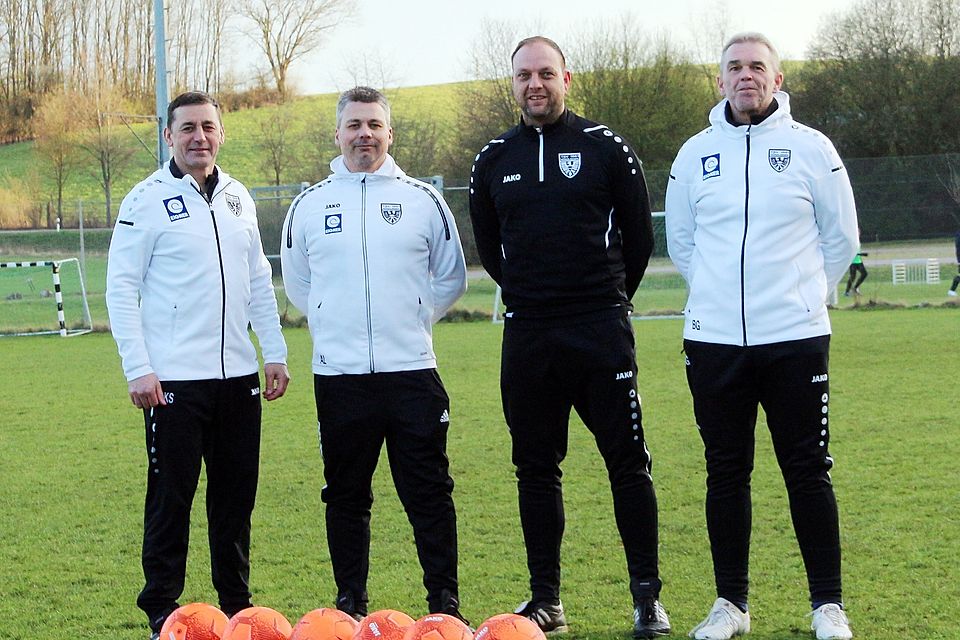 Karl Schreitmüller, Abteilungsleiter Andreas Langer, Mark Merz und Berthold Grimmeisen (von links) verlängern ihre Zusammenarbeit beim Bayernligisten TSV Nördlingen um ein weiteres Jahr.