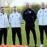 Karl Schreitmüller, Abteilungsleiter Andreas Langer, Mark Merz und Berthold Grimmeisen (von links) verlängern ihre Zusammenarbeit beim Bayernligisten TSV Nördlingen um ein weiteres Jahr.