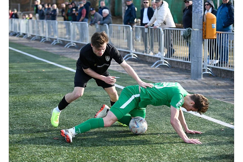 Bereits zum zweiten Mal in dieser Saison behielten die Geretsrieder um Daniel Krebs (schwarzes Trikot) mit 2:1 die Oberhand über den FC Gundelfingen. Bereits zum zweiten Mal in dieser Saison behielten die Geretsrieder um Daniel Krebs (schwarzes Trikot) mit 2:1 die Oberhand über den FC Gundelfingen.