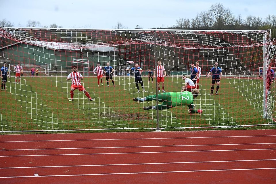 Trotz Elfmetertöter Michael Pohn unterlagen die Zornedinger Kicker in Bruckmühl. Hier parierte der TSV-Keeper in Hälfte zwei den Versuch von Luca Piga (li.).