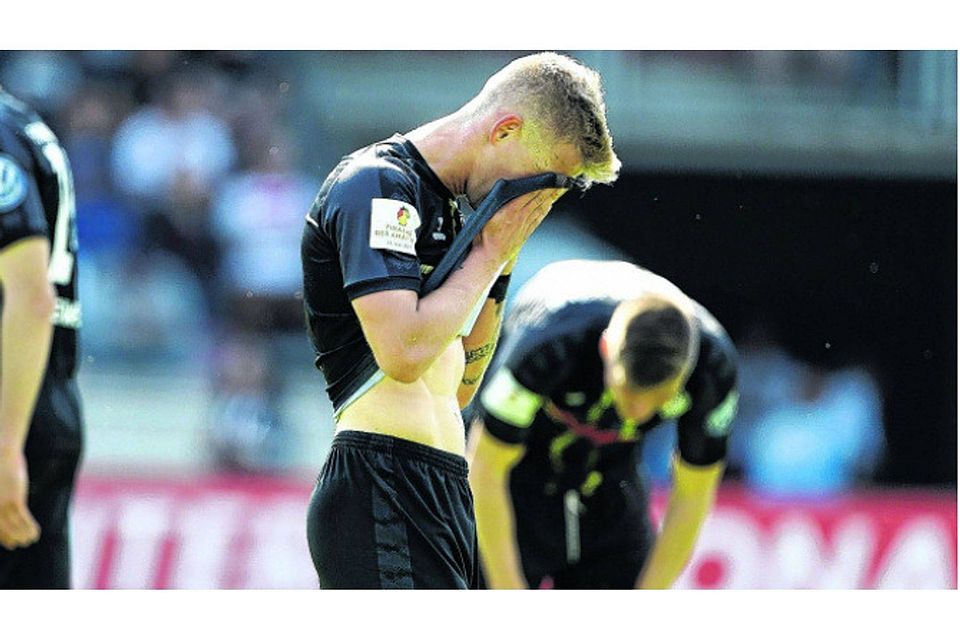 Sebastian Schieck (vorn) weint nach der Final-Niederlage gegen Aachen. Foto: Herbert Bucco, dpa