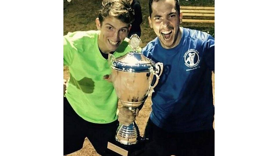 2015 freute sich die 1. Herren-Mannschaft der SF Bachem-Rimlingen über den Gewinn des Gemeindepokals. Stolz präsentierte man nach dem erfolgreichen Finale die neue Trophäe.  (Foto: Gastauer)
