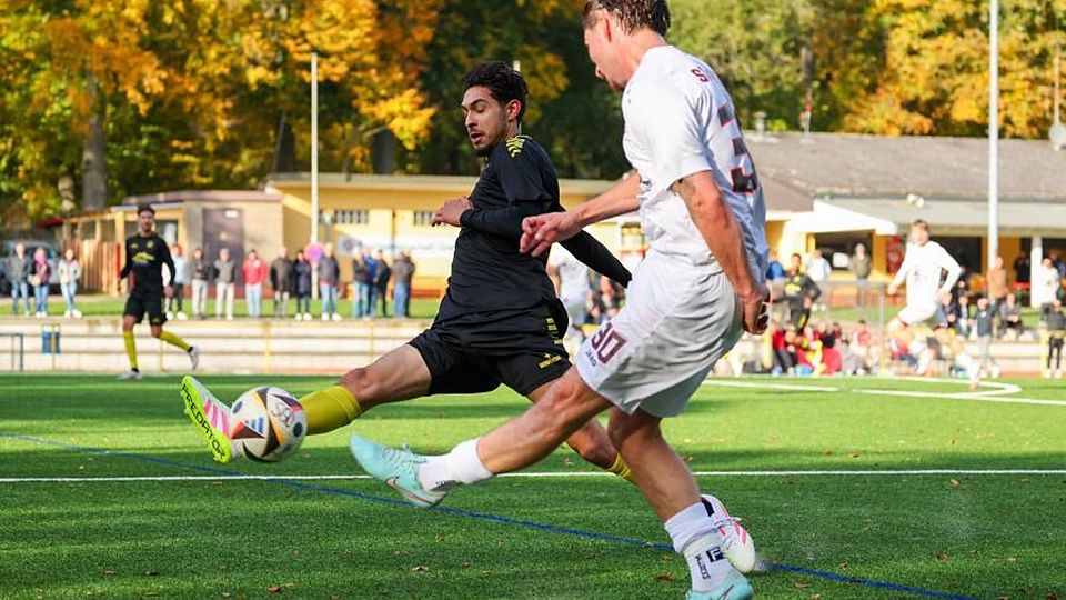 Lange Beine. Der Wörsdorfer Paulo Gombert (links), der später mit Gelb-Rot vom Platz flog, versucht die Flanke vom Orlener Kaan Atlan zu blocken.	Foto: Jörg Halisch