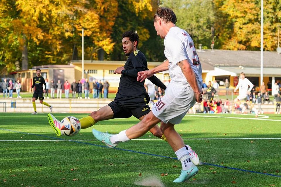 Lange Beine. Der Wörsdorfer Paulo Gombert (links), der später mit Gelb-Rot vom Platz flog, versucht die Flanke vom Orlener Kaan Atlan zu blocken. Foto: Jörg Halisch Lange Beine. Der Wörsdorfer Paulo Gombert (links), der später mit Gelb-Rot vom Platz flog, versucht die Flanke vom Orlener Kaan Atlan zu blocken. Foto: Jörg Halisch