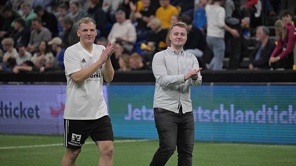 Hannes Nissen (re.) mit dem Heider SV beimLOTTO MASTERS 2025.