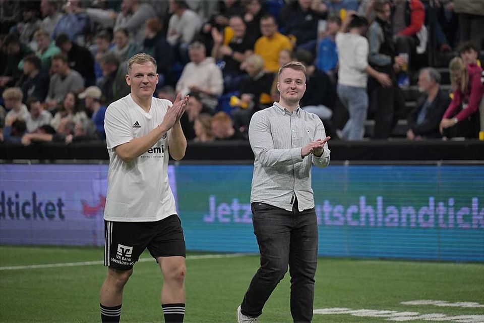 Hannes Nissen (re.) mit dem Heider SV beimLOTTO MASTERS 2025.