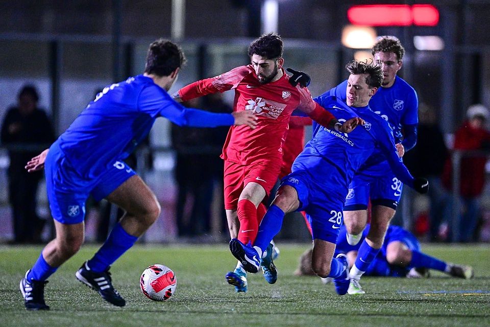 Fussball, Testspiel, SV Heimstetten - Kirchheimer SC: v.li.: Marinus Bachleitner (Kirchheim, 6) Kubilay Celik (SV Heimstetten, 11) Marco Flohrs (Kirchheim, 28) im Zweikampf, Duell, duel, tackle, Dynamik, Action, Aktion