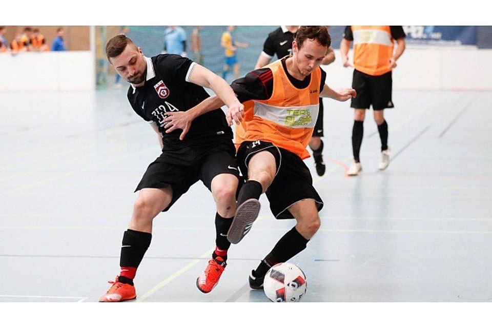 Der TSV Wain (l. Andreas Zechel) zog als Gruppendritter in die Zwischenrunde ein, der TSV Ummendorf (r. Andreas Arendt) schied als Viertplatzierter aus. SZ-Foto: Volker Strohmaier Der TSV Wain (l. Andreas Zechel) zog als Gruppendritter in die Zwischenrunde ein, der TSV Ummendorf (r. Andreas Arendt) schied als Viertplatzierter aus. SZ-Foto: Volker Strohmaier