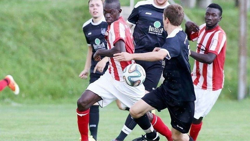 Der SV Langenenslingen (dunkle Trikots) baut seinen starken Saisonstart aus. 3:0-Sieg gegen den SC Türkiyemspor, immerhin Relegationsteilnehmer im vergangenen Jahr.  Foto: Thomas Warnack