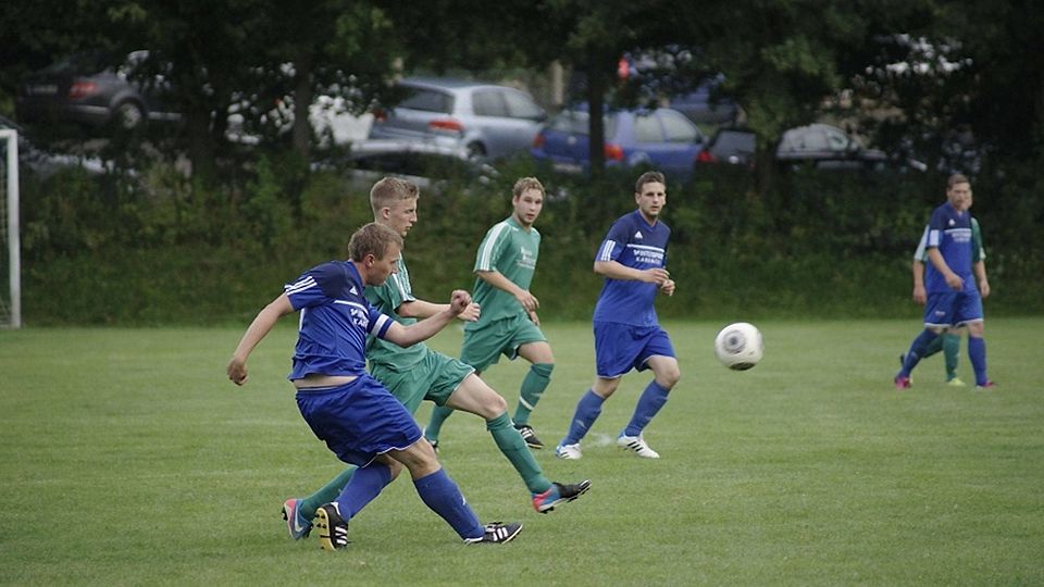 F: Martin DiebelSG-Kapitän Benjamin Nass (links) musste mit seiner Mannschaft am Freitag im Derby gegen die SG Hoher Knüll die erste Niederlage der Saison einstecken.