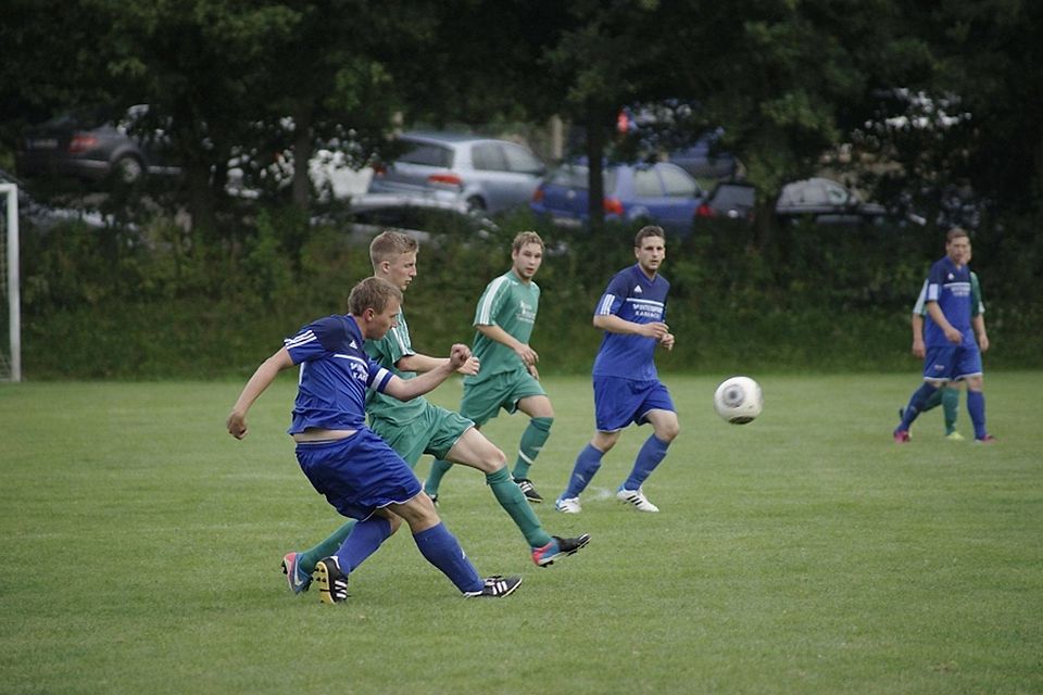 F: Martin DiebelSG-Kapitän Benjamin Nass (links) musste mit seiner Mannschaft am Freitag im Derby gegen die SG Hoher Knüll die erste Niederlage der Saison einstecken.