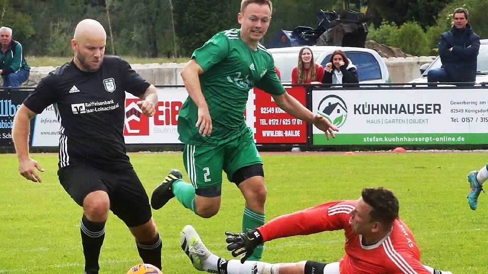 Die Königsdorfer aller Relegationssorgen entledigt: Der überragende Hannes Huber (li.) erzielt das wichtige 3:1 für den TSV vorbei an Warngaus Keeper Thomas Mielke.