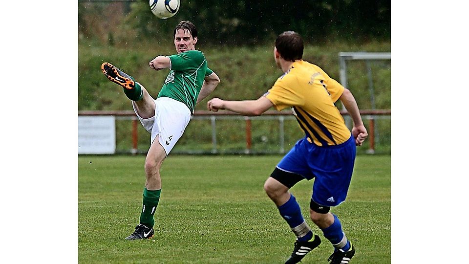 Schnaittenbach (rechts) holte sich beim 2:6 als Gast des SV Michaelpoppenricht eine blutige Nase.  Foto: Rothe