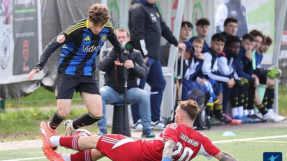 Die Spieler des FC Rastpfuhl (Rot) haben nun die Rote Laterne inne, der FCS hat dagegen bislang seine Aufgaben ordentlich erledigt