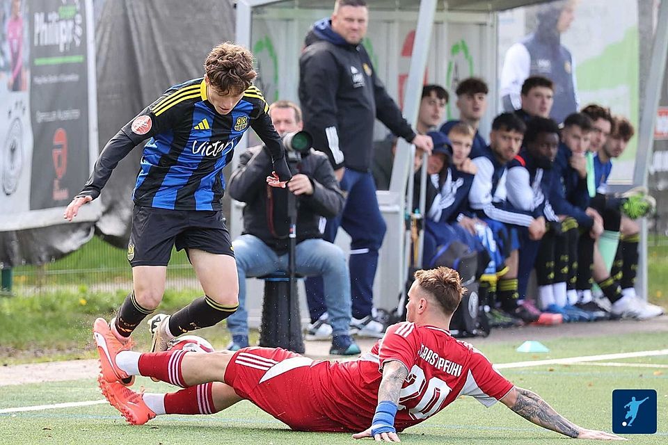 Die Spieler des FC Rastpfuhl (Rot) haben nun die Rote Laterne inne, der FCS hat dagegen bislang seine Aufgaben ordentlich erledigt