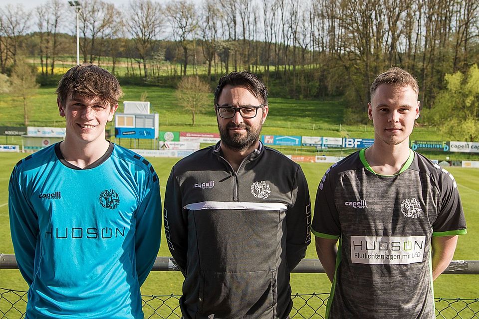 Der neue Sportliche Leiter Erdal Izmire (Mitte) freut sich darüber, dass sich Lukas Völlger (links) und Dominik Späth der DJK Gebenbach anschließen.