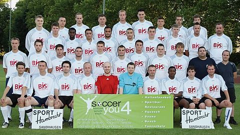 Ganz Hinten v.l.: Wall, Volkov, Barth, D. Skowronek, Wolf, Wagenblass, Ülker, Si Hamida, Vogel.
Hinten v.l.: Oswald, Esso, Umac, Kruezi, Uzon, Keller, Monsch, Hein, Schmitt.
Mitte v.l.: Nickler, Gerken, Berkin, Holthausen, Fry, Schröder, Shabani, Winter, Güngör, Trainer Lerma und Co-Trainer Hein.
Vorne v.l.: Biermann, Dörner, Glatting, Paplauer, Steiger, Gnirs, S. Skowronek, Ajudua, Bersch, Kummler.	Foto: Pfeifer