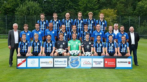 Hinten v.l.: Brunner, S. Ohlheiser, Mayer, Wacknitz, Mathies, Orf
Mitte v.l.: 2. Vorsitzender F. Ohlheiser, Physio Klefenz, Betreuer Reil, Trainer Brecht, Wurm, Zuber, Berzel, TW-Trainer Witke, SpA M.-A. Waxmann, Kassier Conrad, SpA Bender, 1. Vorsitzender Ulzenheimer
Vorne v.l.: C. Waxmann, Meinfelder, Co-Trainer Glatt, Van Kampen, Hickel, Linhart, Wehrmaker, Klein, Co-Trainer Welz