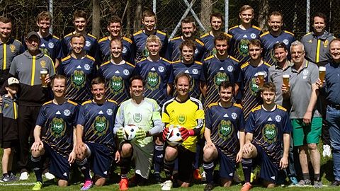 Teamfoto mit neu gesponserten Trikots der Brauerei Hopf