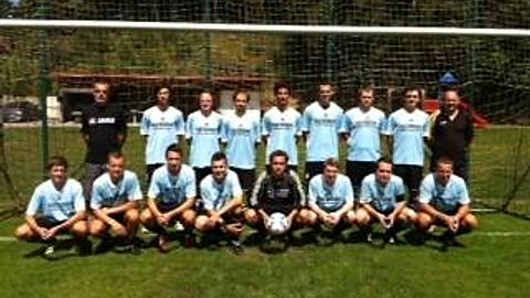 Das Team der DJK Neustadt II vor dem ersten Saisonspiel gegen den FC Dießfurt II.