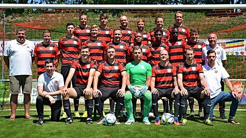 Foto zeigt: Aufstiegsmannschaft VfB Straubing II 2017/18
vordere Reihe von links nach rechts:
Leiter Öffentlichkeitsarbeit Tobias Nagl, 3. Spielführer Anton Sennebogen, Andreas Henke, Torwart Bodo Schustok, Roland Györi, Manuel König, Physiotherapeut Michael Kemmer.
Mittlere Reihe von links nach rechts: 2. Vorstand Andreas Kröber, Spielertrainer Daniel Ertl, Nemanja Knezevic, 1. Spielführer Florian Gruber, Dzemal Duranovic, Chidibere Ukwa, Mustapha Kamara, Youssouf Dembele, Günther Reimann, 1. Vorstand Manfred Schötz.
Hintere Reihe von links nach rechts: Andre Demjaniuk, 2. Spielführer Johannes Lahner, Korbinian Sinzinger, Klaus Baumann, Sadettin Aydin, Michael Reckert.
Es fehlen: Andreas Lehner, Severin Muthmann, Paul Kwasny, Sergej Mischkin.