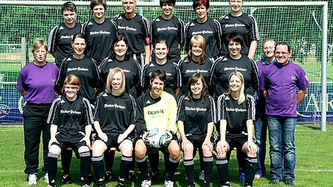 Hinten: Valentina Wegner, Daniela Schötz, Bianca Schmidbauer, Nadine Wilczek, Elisabeth Ertl, Brigitte Echinger
Mitte: Astrid Kaiser, Helga Ettl, Daniela Gilch, Katharina Lankes, Daniela Feldmeier, Gabriele Rohrmüller, Barbara Grüll, Siegfried Primbs
Vorne: Cathrin Primbs, Sabrina Englmeier, Stephanie Reiner, Maria Stettmeier, Sandra Pirkl