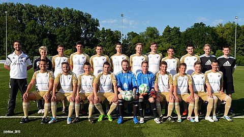 Stehend von links: Sebastian Vössing (Betreuer), Judith Hahn (Physio), Joshua Schmidt, Benedikt Schönhofen, Nicolas Hubo, Benedikt Backes, Dino Jany, Yannic Nau, Nico Neumann, Lukas Follmann, Daniel Scheibe, Andreas Scheibe (Trainer)

Sitzend von links: Daniel Ulbrich, Sven Kohlei, Marcel Hoffmann, Hendrik Könemann, Jan Herrmany, Mike Neumann, Patrick Schmidt, Benny Sorge, Alexander Mittler, Jonas Adams

Es fehlt: Sascha Fuhr