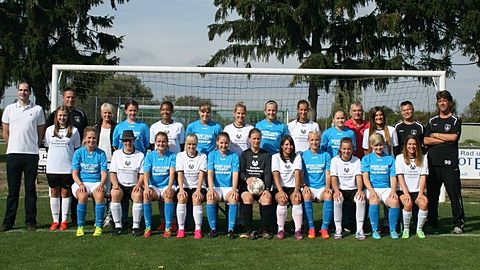 Obere Reihe von links: Trikotsponsor Carsten Franke, Trainer Dirk Müller, Betreuerin Beate Singler, Angela Matthis, Binta Schmidt,Isabell Zeiser,Kaya Waltersperger, Laura Bühler, Lena Reiner, Cornelia Ballardt, Trikotsponsor Karl Saar,Mayline Kübler, Betreuer Günther Sohm, Trainer Bernd Schnabl,
Untere Reihe von links: Lisa Hensle,Katharina Götz, Dania Lippitz, Esther Metz, Lisa Singler, Alina Steinhilber, Juliane Klatt,Franziska Dingler, Dorothea Saar,Mathilde Frey, Melissa Blum, Jennifer Sohm