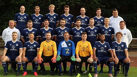 hintere Reihe: Gian-Luca Linstromberg, Jan-Luca Wolter, Malte Gruner, Henrik Eckseler, Malte Hawerkamp, Moritz Dennin, Lars Herrmann (1. Vorsitzender)
mittlere Reihe: Mike Wahsner (Trainer), Dennis Ambrosius, Michel Dennin, Stefan Dopheide, Timon Finger, Philipp Schlegel, Luka Marquardt, Christian Lyko (Co-Trainer)
vordere Reihe: Simon Czernia, Nico-Jerome Hofbüker, Nils Strüber, Jan Partmann, Noah Brummel, Chris Blome, Ole Gruner