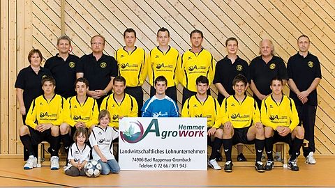 Hinten v.l.: Grzybowski (1. Vors.), Bentz (Jugendl.), Appenzeller (1. SpA), Schenk, Hack Björn, Cekic, Esterle (SpA), Pross (Trainer), Salmen (2. SpA)
Vorne v.l.:	 Schneider, Gruber Dimitri, Zimmermann Dennis, Möbius, Dorsch, Schilling, Hack Fabian	
Foto: Weindl