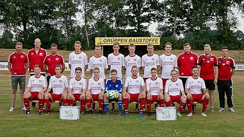 (oben, von links) Fußballobmann Heinz - Hermann Smit, Fußballfachwart Björn Beernink, Trainer Hartmut Werning, Heiko Berrnds, Hendrik Berends, Malte Raterink, Fabian Moß, Fabian Smit, Tim Röttgers, Co-Trainer Frank Vügten, Betreuer Robin Feldsmann, Fußballfachwart &amp; Betreuer Robin Schewski.
(unten, von links) Daniel Kaupel, Fabian Ahuis, Henning Nüsse, Simon Keen, Torwart Jan Visschediek, Jordy Lemstra, Tom Schupe, Fabian Wensing, Marcel Böhm.
es fehlen: Lars Raterink, Henning Glüpker, Michal Strozewski, Bastian Nüsse