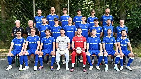 Oben von links nach rechts: Leiter Senioren Martin Link, Malte Döbbelin, Louis Otto, Carlo Nicodemus, Jonas Kill, Sportlicher Leiter Christian Scheurer
Mitte von links nach rechts: Betreuer Joachim Lück, Betreuer Burkhard Pfeifer, Max Hartmann, Ruben Steinau, Marius Dreker, Nikolai Heidrich, David Floris, Torwarttrainer René Narres, Trainer Timo Schlabach
Unten von links: Miguel Tizon-Gomez, Luca Zips, Mathis Füllengraben, Jonas Prudlo, Ben-Luca Henneberg, Tim Adanic, Jan Pfeifer, Steffen Kempf

Es fehlen: Leon Kniller, Marlon Bassa, Maximilian Schütz, Maximilian Maruska, Oliver Reifenrath, Maximilian Melzer, Florian Hautzel, Younes Haddouchi, Alen Kalender, Aymen Khalfallah