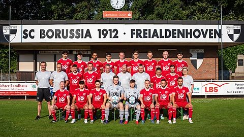 Obere Reihe von links: Ali Farhat, Ben Zimmermann, Nabil Ouaziz, Elias Azizar, Pascal Schneider, Hassan Farhat, Marvin Robert, Niklas Johnen, Emircan Ezengin

Mittlere Reihe von links: Geschäftsführer Achim Gehlen, Zeugwart Frank Fietkau, Dustin Dekena, Wolfgang Nock, Torwart-Trainer David Lenneper, Trainer Dirk Lehmann, Torwart-Trainer Sascha Vogel, Enrico Roebner, Andre Kranzhoff, Betreuerin Sabine Johnen

Untere Reihe von links: Mike Zimmermann, Calvin Brendel, Antonio Sindaco, Sam Küpper, Dominik Bulla, Dennis Lehmann, Dominik Baczewski, Nico Nießen

Aufgenommen im Juli 2025