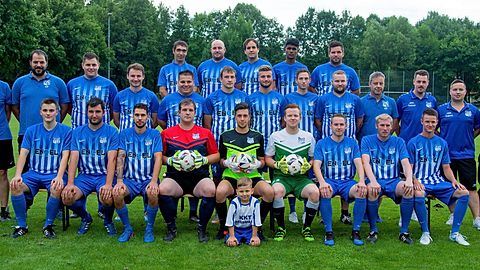 Hinten v.l.: Marcelino Goncalves, Michael Ulbrich, Richard Paulus, Janahan Thirugnanasampanthan, Kim Feßenbecker

Mitte v.l.: Jörg Bernhard (Spielausschuss-Vorsitzender), Christian Frank (Spielausschuss), Stefan Kress, Jochen Streng, Dominik Streib, Christian Karl, Fabio Di Meo, Philipp Vierling, Andreas Ulbrich, Joachim Feßenbecker (Torwart-Trainer), Björn Schweter (Co-Trainer), Kai Feßenbecker (Trainer), Jürgen Essig (Spielausschuss)

Vorne v.l.: Florian Hummel, Sascha Helleis, Andreas Rieth, Matthias Keil, Julian Rieth, Steffen Ecker, Stefan Rieth, Danny Karolus, Pascal Eckert 

Es fehlen: Christian Helleis, Thomas Eckert, Luca Grab, Alexander Ette, Manuel Fredersdorf, Julien Karolus, Raffael Isidro Peraira, Andre Richter, Sebastian Rudolf, Christopher Heß, Dominik Karolus, Jan Müller

Fotograf: S.Lörz