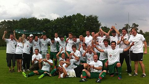 A-Klasse - bisch Duuuuuus?
Im letzten Punktspiel der Saison 2012/2013 der B-Klasse West IV sicherte sich der TSV Zusmarshausen II die Vizemeisterschaft im direkten Duell durch einen 2:0-Auswärtssieg bei TG Günzburg und steigt damit in die A-Klasse West II auf.