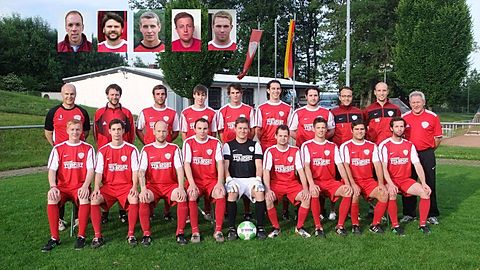 hintere Reihe vlnr: Gerd Morgen (Trainer), Leiter Abteilung Fußball Christian Breit, Matthias Werner, Tobias Anell, Haiko Wagner, Stefan Engel, Michael Mai, Thomas Grundhöfer, Betreuer Benny Schuh, Norbert Grundhöfer (1. Vorsitzender)
vordere Reihe vlnr: Marco Engel, Christopher Ponzlet, Marian Hanschmann, Timo Berang, Marius Becker, Kevin Zimmer, Marc Lauer, Marcel Leben, Daniel Grundhöfer
Eingefügt: Marco Schuh, Christian Bohr, Thomas Koltes, Max Tyrell, Joshua Rommelfanger