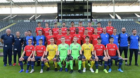 H.R. v.l. : 	Dennis Ciobanu, Fynn Mueller, Larry Gabriel Ion, Semih	Isbilir, Mikail Balaban, 
 		Ardit Selman, Konstantinos Likidis, Rahim Gövercin, Jan Luca vom Stein
M.R. v.l. :	Jugendleiter Dirk Schneider, Jugendvorstand Markus Weber, Jugendvorstand Tom Welz, Trainer Yilmaz Ardic, Teammanager Marc Fischer, Adrian Groll, Fynn Starker, Lilian-Gabriel Reyes - Melado , Johann	Noubissi Noukumo, Rinor Pervetica, Jan Luca Bugenhagen, Trainer Axel Kilz, Trainer Björn Gassmann, Torwartrainer Markus Swoboda
V.R. v.l: 	Jannis Kilz, Luciano Paciello, Iljas Fjodorovs, Joel Nickel, Tim Schrick, Leon Jovceski, Can Bayrakli , Muhammet Ödemis 

Es fehlt: 	Paul Wurster,  Dilhan Demir