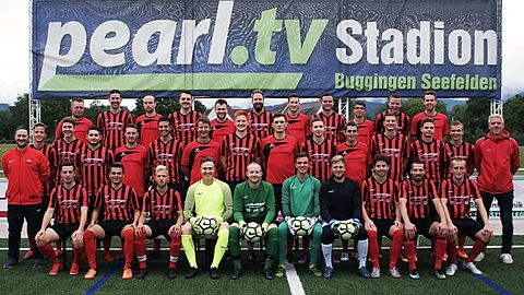 Spvgg 09 Buggingen / Seefelden, Herren, Saison 2017/2018

3. Reihe (v. l.): C. Sahner, J. Böhler, D. Gyß, M. Lörch, R. Kiefer, T. Rückert, G. Eckerlin, T. Bizer, M. Schneider, H. Ruhland, J. Erler

2. Reihe (v. l.): A. Wieting (Trainer Reserve), N. Bürgin, S. Böhler, R. Andreano, S. Kern, F. Kroni, B. Ritzel, L. Müller, T. Erler, Y. Helm, R. Dietzenbach, N. Helm, A. Lemke, Y. Kalchschmidt, U. Penner (Co-Trainer)

1. Reihe (v. l.): M. Erler, J. Eckerlin, J. Rückert, M. Meyer, D. Otto, N. Kraus, O. Rückert, M. Rosmanith (Spielertrainer), A. Hönninger (Spielertrainer), N. Sahner

Es fehlen: J. Bizer, P. Gyß, A. Hein, S. Keller, R. Maier, M. Merle, M. Meyer, M. Morlock, N. Scheulin, Y. Stephan, M. Bruno (Co-Trainer Reserve), B. Tobler (Torwarttrainer)

Foto: Christian Zimmermann | © Spvgg 09 Buggingen / Seefelden e. V.