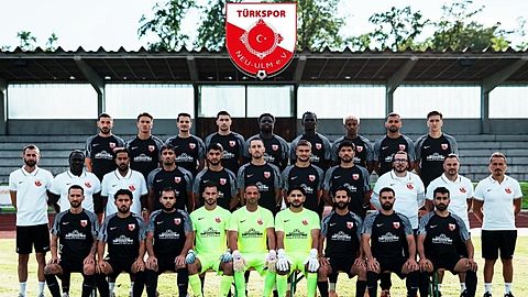 Reihe o.l. Eren Aksoy, Giuliano Santoro, Onur Cumur, Yavuz Tuna, Maxwell Owusu, Andrew Owusu, Awet Kidane, Umut Sönmez, Georgios Sarigiannidis. mittlere Reihe v.l. Co-Trainer Antonio Pangallo, Torspieler Trainer Mansaly Ngum, Teammanager Puya Haghighat, Deniz Erten, Baris Durmus, Jan Geis, Stefan Ilic, Seymen Yilmaz, 2. Vorstand Mesut Ökzüs, Trainer Florian Peruzzi, Sportlicher Leiter Salvatore Marino. untere Reihe v.l. Tobias Weibler, Telat Arayan, Ediz Demirkiran, Alen Kenjar, Ediz Özer, Adil Yigit, Engin Karasoy, Burak Tastan, Onur Mutlu. Es fehlten, Özhan Aksoy, Karlo Pindric, Nikola Stojnovic und Co-Trainer Caner Kazan