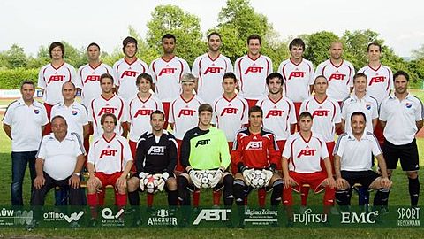 hintere Reihe von links:
Kevin Siegfanz, Sinan Yilmaz, Tobias Lingg, Erhan Erden, Tolga Altan, Stefan Liebert, Ivan Buhic, Patrick Wachter, Christian Geiger
 
mittlere Reihe von links:
Trainer Stephan Wuttge, Co-Trainer Jürgen Heruth, Roman Plesche, Andreas Harteis, Daniel Eisenmann, Manuel Wiedemann, Dominic Klement, Axel Fuchsenthaler, Physiotherapeut Ralph Grosse, Torwarttrainer Timur Senol
 
vordere Reihe von links:
Betreuer Helmut Maurus, Christoph Holweger, Murat Künc, Lukas Frasch, Martin Gruber, Michael Köcheler, Fitnesstrainer Roland Aniser