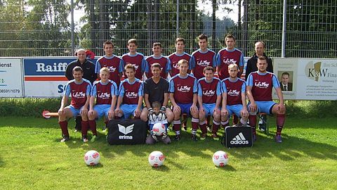 Hinten links: Trainer Bauer Mich, Falkner Josef, Hauzeneder Christoph, Ledermüller Alois, Bauer Stefan, Geier Fabian, Reischl Gerhard, Allmannsberger Gerald;
Vorne links: Fesl Roland, Gell Manuel, Ramesberger Lukas, Lang Thomas, Ehrnböck Konrad, Peschl Franz, Ledermüller Florian, Pelegrimas Nickas