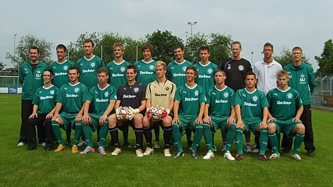 hinten von links: Max Junger (Cheftrainer), Bastian Göttlicher, Mathias Jauch, Sven Körmer, Tobias Kugler, Steffen Engelhardt, Lukas Szeiler, Thomas Maier (Torwarttrainer), Robert Becker (Sporttherapeut), Alex Bühringer (Co-Trainer)
vorne von links: Simone Metz (Physiotherapeutin), Tobias Dorsch, Bastian Herzner, Florian Körner, Christopher Pfeiffer, Christopher Weigel, Tobias Herzner, Adrian Henninger, Stefan Hammeter
es fehlen: Thomas Fenn, Yannic Böhmländer, Michael Gassner, Martin Magula, Tim Müller, Manuel Reichert, Andy (Konditionstrainer)