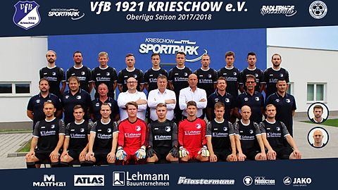 Oben v.l.n.r.: Markus Kaiser, Ralf Pehla, Sven Konzack, Tom Mißbach, Mathias Krüger, Fabian Lieschka, Kevin Karow, Dennis Hildebrandt, Florian Schmidt, Philipp Knapczyk Mitte v.l.n.r.: Physiotherapeut Roland Udewenz, Torwart-Trainer Frank Schweidler, Betreuer Torsten Koal-Kattusch, Manager Christof Lehmann, 1. Vorsitzender Hans-Jörg Grafe, 2. Vorsitzender Bernd Parnitzke, Co-Trainer Lars Zimmermann, Betreuer Benno Neupetsch, Trainer Toni Lempke untere Reihe v.l.n.r.: Chris Hnyk, Florian Bernhardt, Yves Küllmei, Max Oberschmidt, Paul Weidemann, Fritz Pflug, Martin Dahm, Dirk Jentsch, Andy Hebler im Kreis rechts: oben Tim Richter, unten Alexander Grunewald