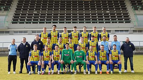 Vordere Reihe (v.l.n.r.): Arnold Luck, Dominik Rummler, Elias Münnich, Luca Cantarella, Giglio Raffaele, Raffaele Care, Rene Greuter, Frank Stark
Mittlere Reihe (v.l.n.r.): Tina Baumann (Physio), Thomas Schuster (Betreuer), Andreas Pella (Torwarttrainer), Patryk Toth, Mischa Svistunov, Domenico Del Mondo, Damian Scherer, Furkan Bakici, Christian Jeske (Trainer), Johannes Huth (Co-Trainer), Robert Malek (Teammanager)
Hintere Reihe (v.l.n.r.): Yannic Schädler, Tyler Gbemisola, Johannes Niederberger, Robin Schonhardt, Mike Kipka, Niklas Vogt, Felix Wäschle
Es fehlen: Ramazan Bakici, Glenn Göger