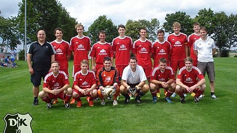 Hinten stehend (von links): Johannes Kneissl (Trainer), Sebastian Gaukler, Marcel Gröger, Philipp Wenzl, Wolfgang Harrer, Daniel Rupp, Julian Gerner, Stefan Schmidt, Fabian Wurm, Markus Heimhuber (Trainer)
Vorne knieend (von links): Michael Gilch, Maximilian Bittner, Fabian Harrer, Tobias Sinke, Stefan Hofbeck, Simon Dengler
Foto: Siegfried Ingerling

Freundschaftsspiel gegen am DJK Sommerfest am 13.07.2014
DJK Weinsfeld II - FSV Berngau II (2:0)
Saison 2014/2015