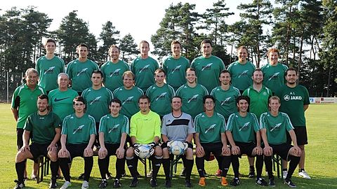 Hintere Reihe v.L.:Bastian Braun, Benjamin Wipfler, Sandor Winteroll, Kapitän Nikolas Braun, Jens Notheis, Michael Schäufele, Steffen Sand, Trainer Simon Hauk
Mittlere Reihe v.L.: Sportvorstand Jürgen Schäufele, Spielausschuss Peter Notheis, Alexander Gess, Manuel Heilig, Aron Veenstra, Markus Ott, Thomas Muhr,Torwarttrainer Andreas Zimmermann, Trainer 3. Mannschaft Andreas Landkammer
sitzend: Oliver Berger, Jannis Scholl, Pascal Nagel, Rico Zieger, Steffen Süß, Daniel Höffele, Kapitän (Vize)Sören Prestel, Robin Zimmerman