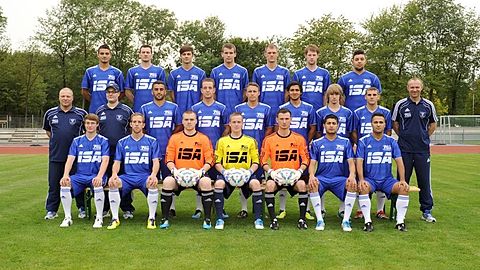 Hintere Reihe v.l.: Igor Fafenrot, Heinrich Fafenrot, Gerrit Kotsiwos, Christof Seget, Sebastian Lorenz, David Smith, Fatih Karabas. Mittlere Reihe: Torwarttrainer Joachim Horvath, Betreuer Christian Guder, Ahmet Pekin, Marc Reiners, Oliver Hensen, Kani Taher, Rene Kluth, marc-Robin Philipp, Trainer Dirk Schneider. Untere Reihe: Flroian Cronen, sebastian Seget, Aljoscha Matuszyk, Marcel Griesbach, Mehmet Bozkir, Salman Irgat, Cengiz Yavuz.