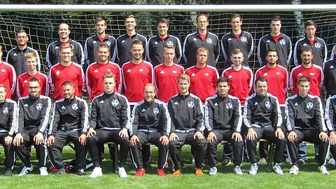 Li.Hi.:P. Künzer, S. Leinen, C. Knob, M. Heckler, P. Wetzel, A. Marx, D. Wirz, M. Schneider, M. Schleder, S. Mittendorf
li. Mi.: Sportlicher Leiter M. Heckler, Trainer O. Koerdt, D. Alff, P. Bastian, N. Demmer, T. Schneider, L, Diederichs, J. Martini, B. Schmitt, C. Adamczyk, S. Klassen, Betreuer M. Grewer, Co- Trainer H. Demmer, Vorstand R. Schemer und R. Alt
li. Vo.: D. Wirz, S. Beyna, S. Berg, G. Ertz, N. Tuschik, B. Möger, J. Thömmes, S. Thömmes, M. Ertz, L. Thömmes, N. Schemer, D. Klein nebst Sohn Lars